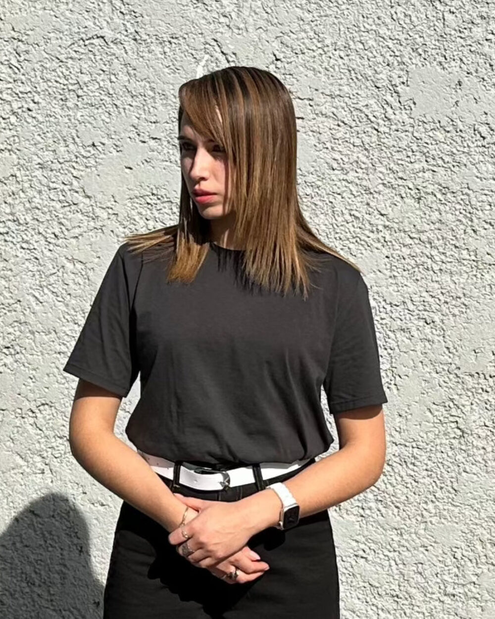 Look total black con remera NON Gris Tormenta