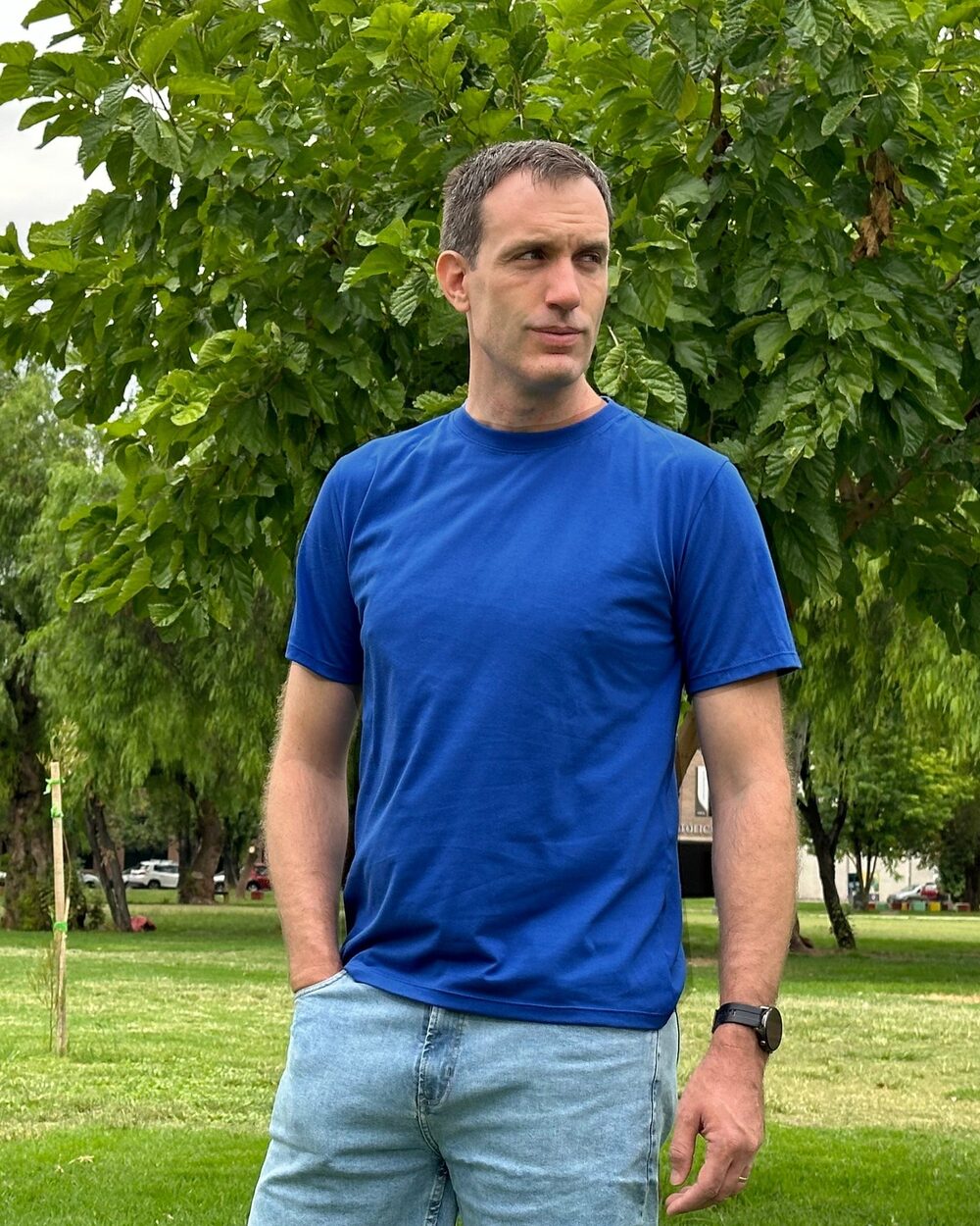 Remera NON Azul Francia, look de día