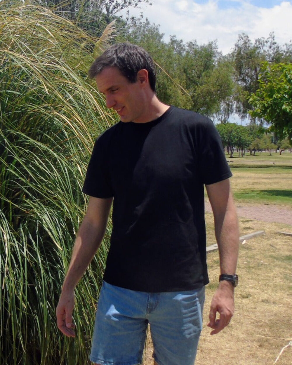 Remera NON Negro Intenso con jean