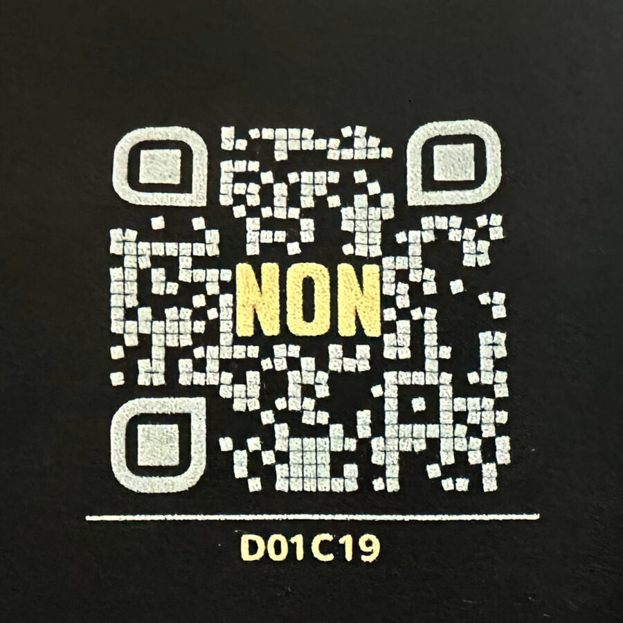 Estampa con código QR y el serial D01C19 del Drop 01